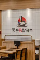 따뜻한 우드톤의 모던 한식당 등촌샤브칼국수